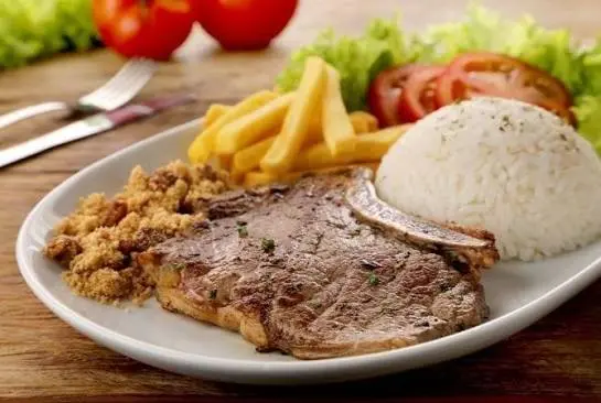 Bisteca bovina com fritas